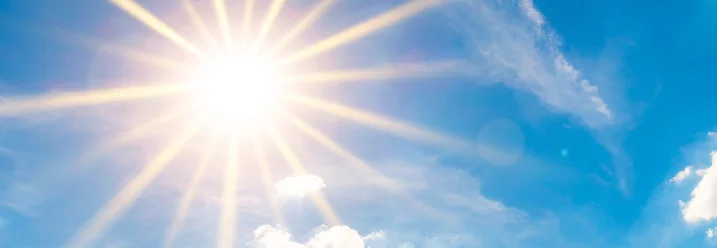 Sonne mit Strahlen am blauen Himmel mit Wolken